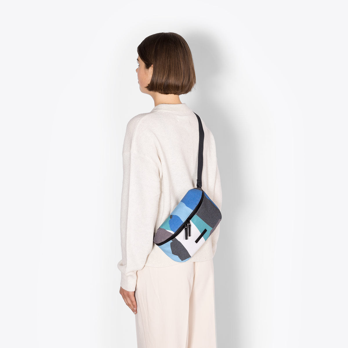 ucon-acrobatics-jona-crossbody-bag-we-are-out-of-office-lotus image 4