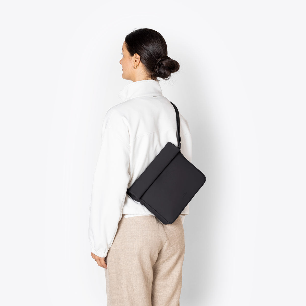 ucon-acrobatics-jarven-shoulder-bag-kompakte-roll-top-schultertasche image 4