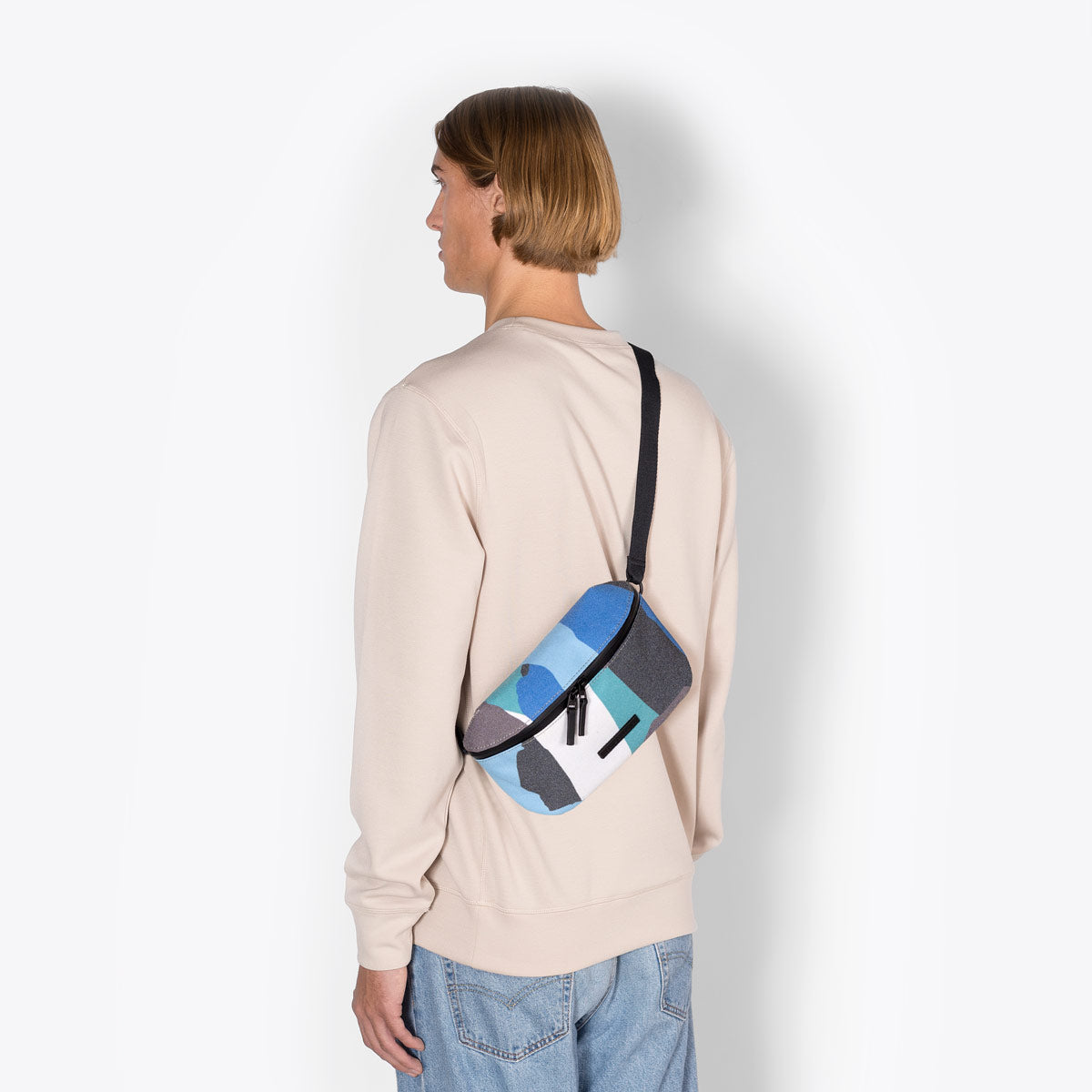 ucon-acrobatics-jona-crossbody-bag-we-are-out-of-office-lotus image 5