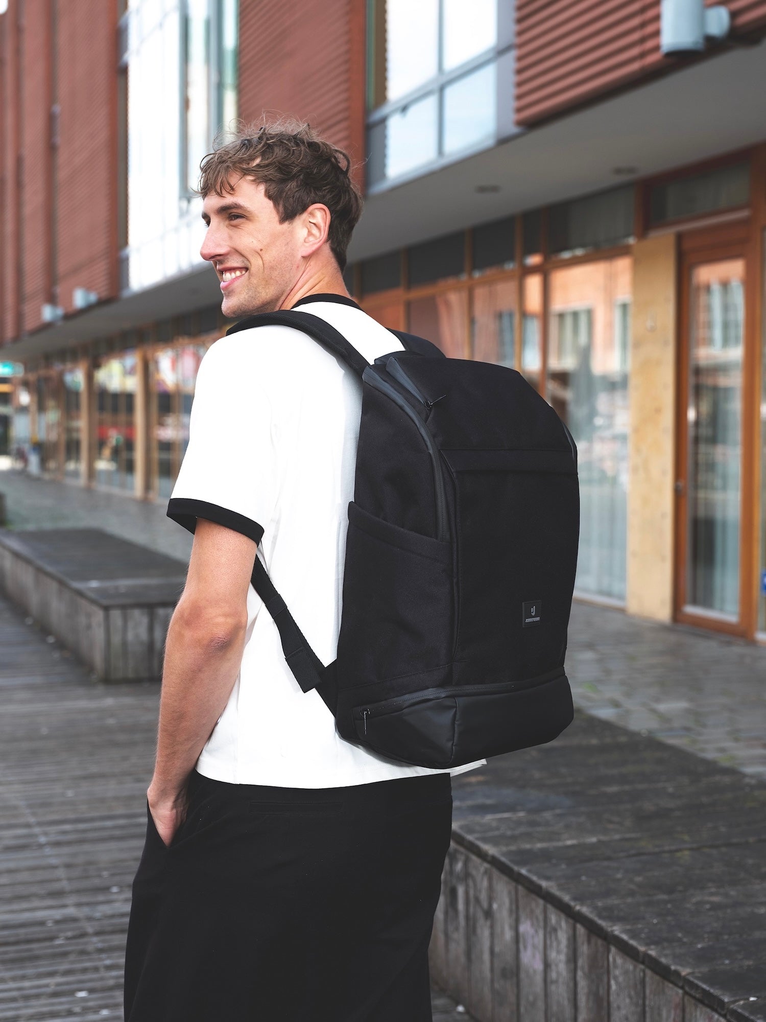 johnny-urban-business-rucksack-finn-large-arbeitsrucksack-mit-12-f-chern image 2