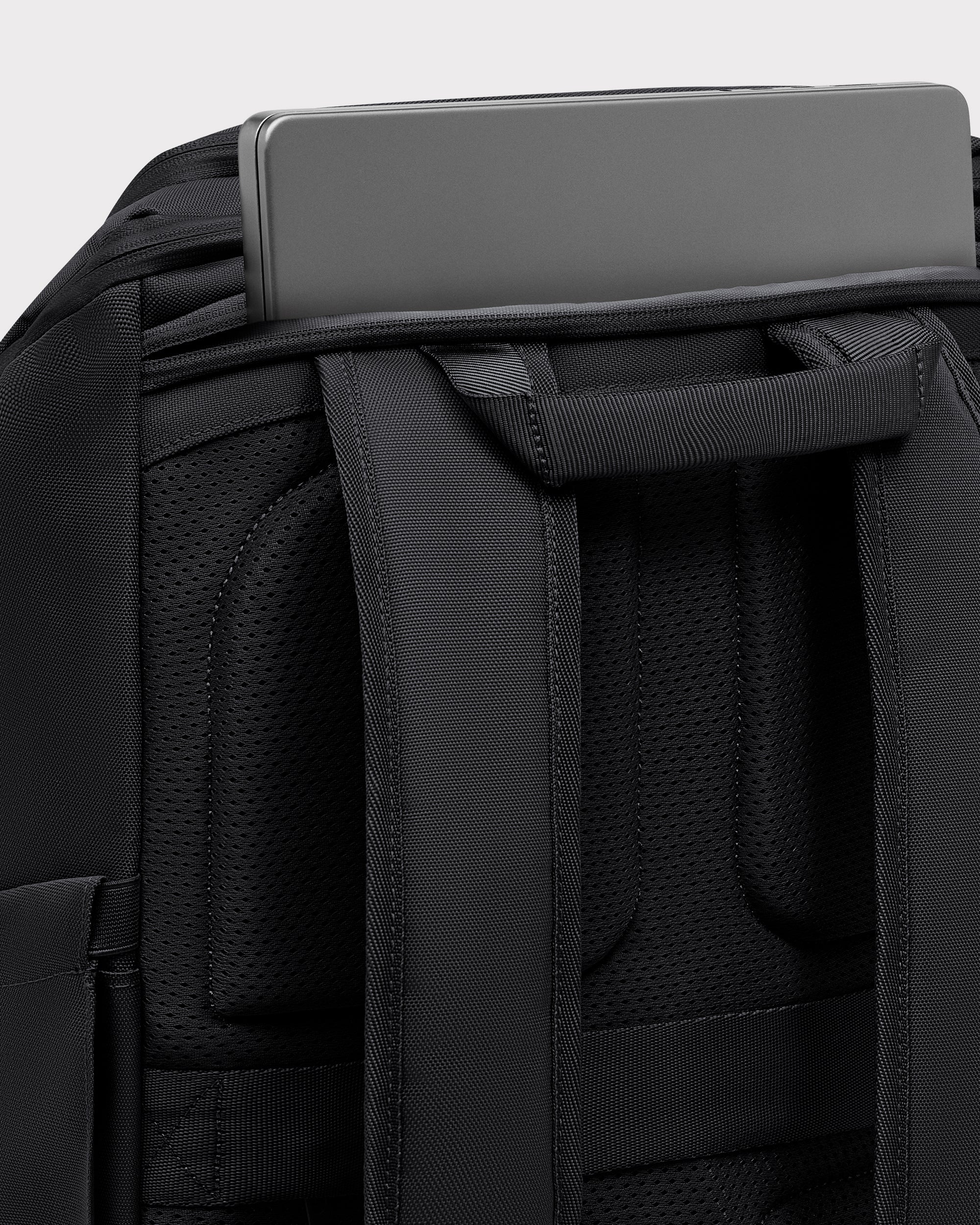 johnny-urban-business-rucksack-finn-large-arbeitsrucksack-mit-12-f-chern image 4