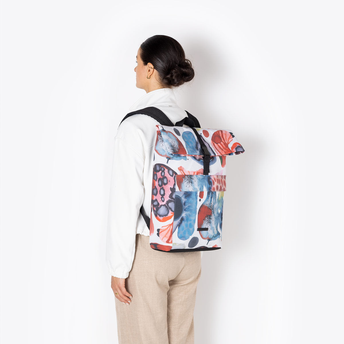 ucon-acrobatics-jannik-roll-top-backpack-emma-larsson-reflektierender-rucksack-p image 4