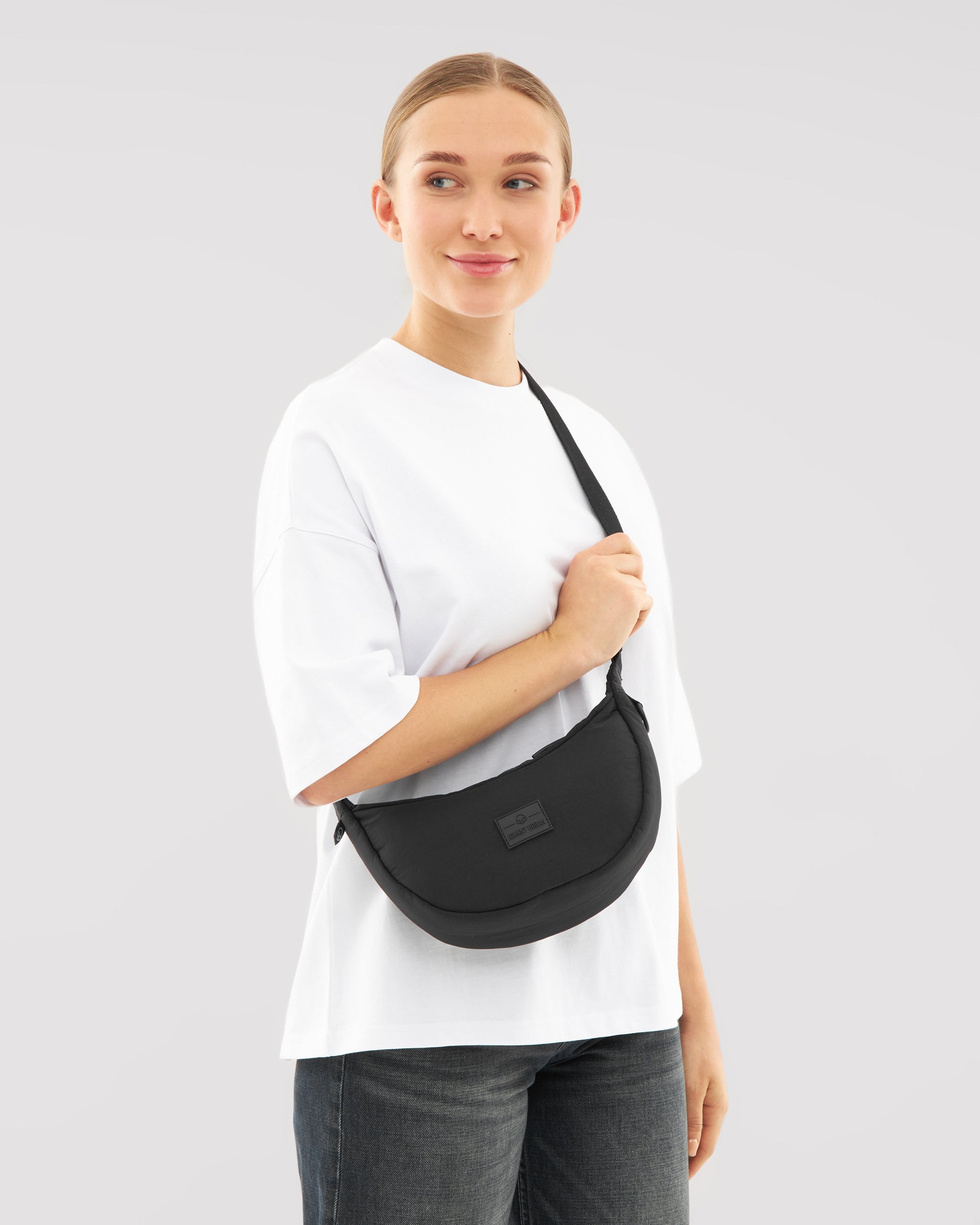 johnny-urban-half-moon-bag-kaia-small-mini-crossbody-bauchtasche image 2