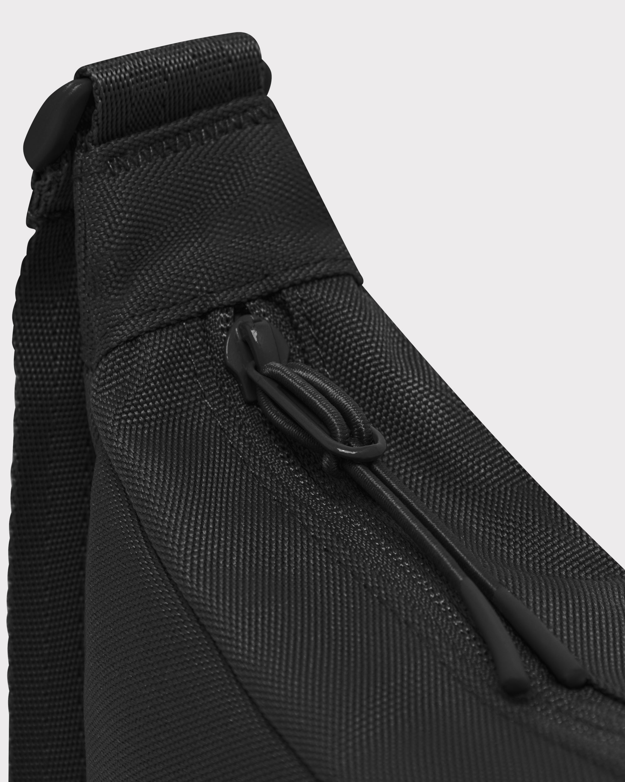 johnny-urban-ally-small-half-moon-bag-crossbody-tasche-aus-recyceltem-material image 7