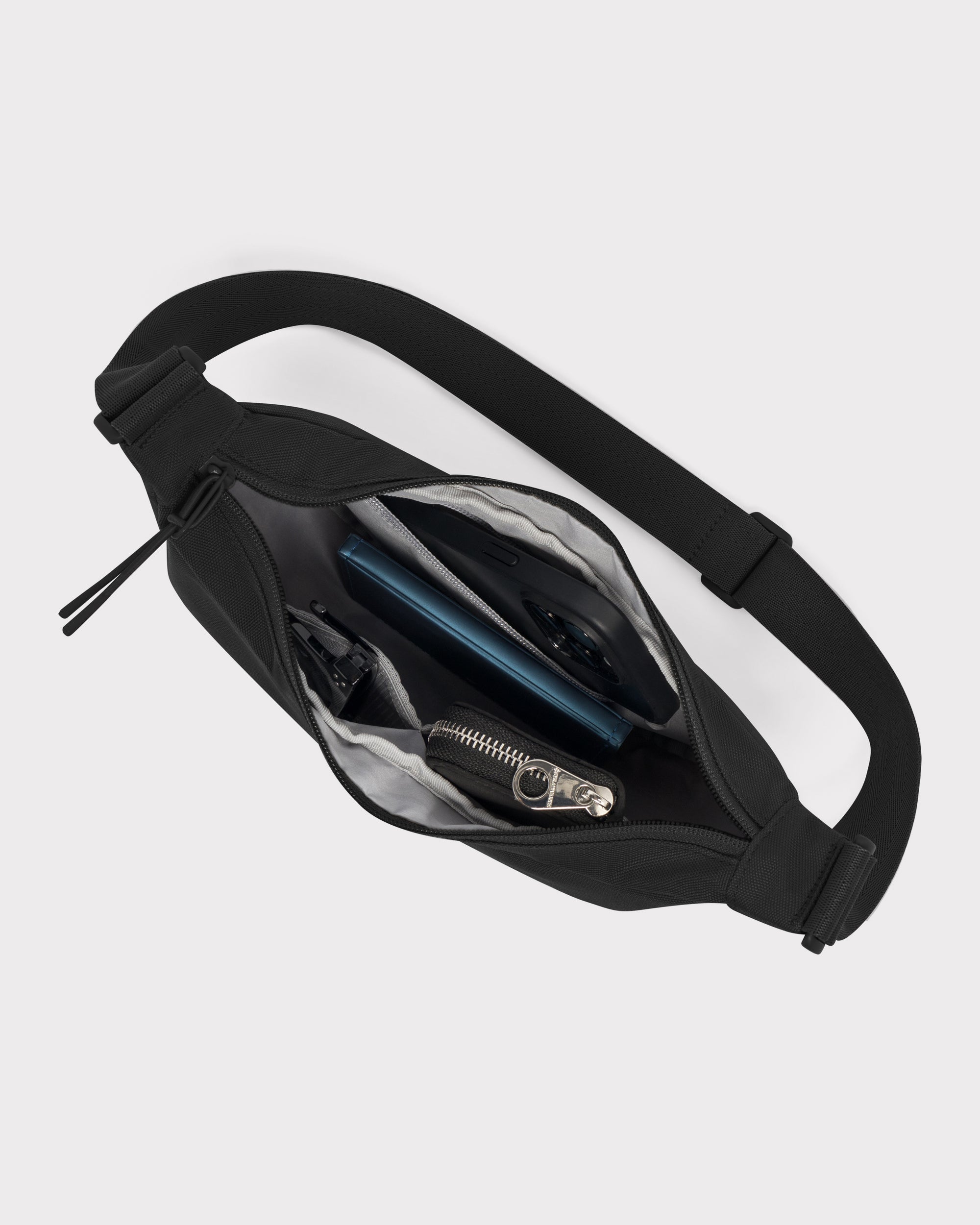 johnny-urban-ally-small-half-moon-bag-crossbody-tasche-aus-recyceltem-material image 6