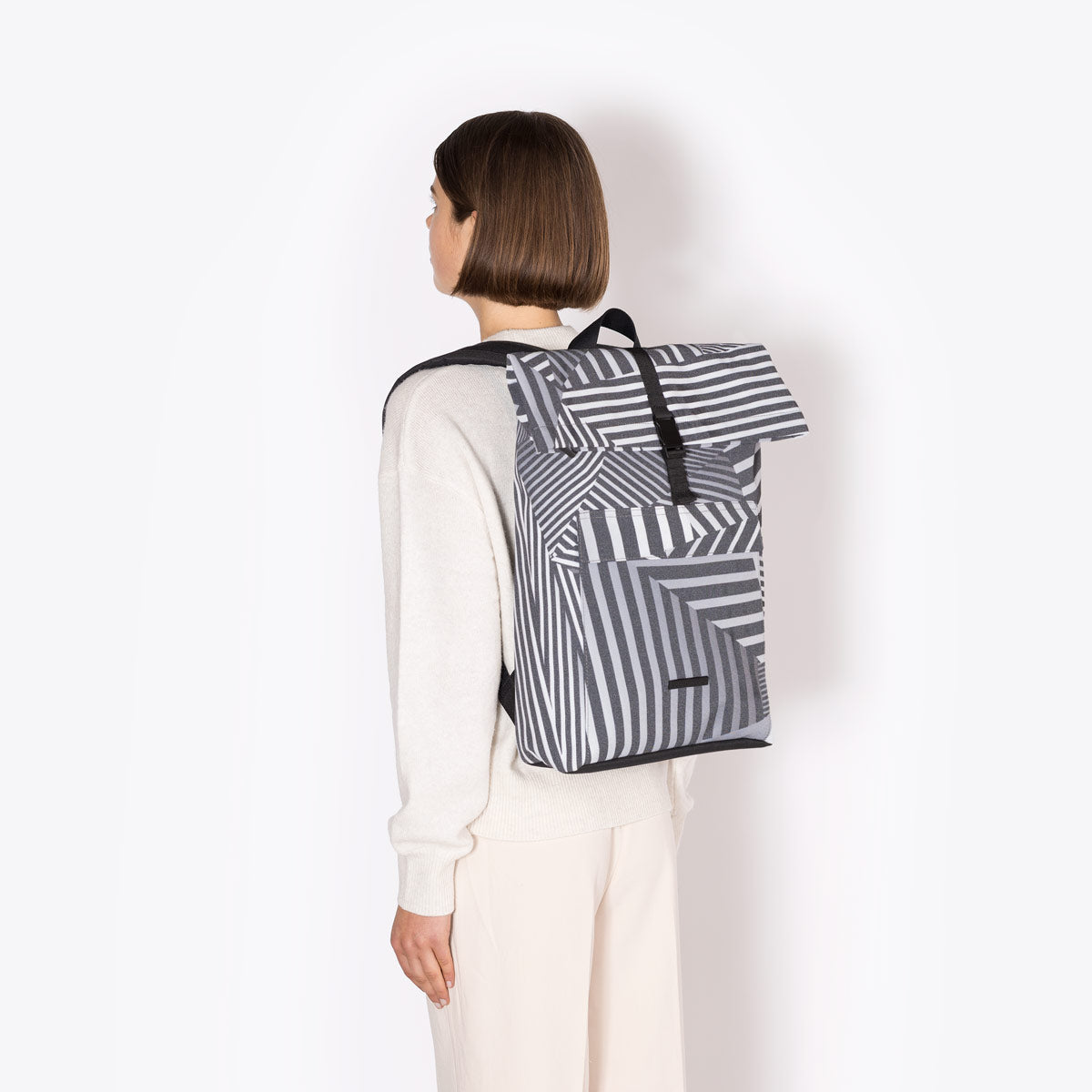 ucon-acrobatics-jannik-roll-top-backpack-fons-hickmann-reflektierender-rucksack- image 4