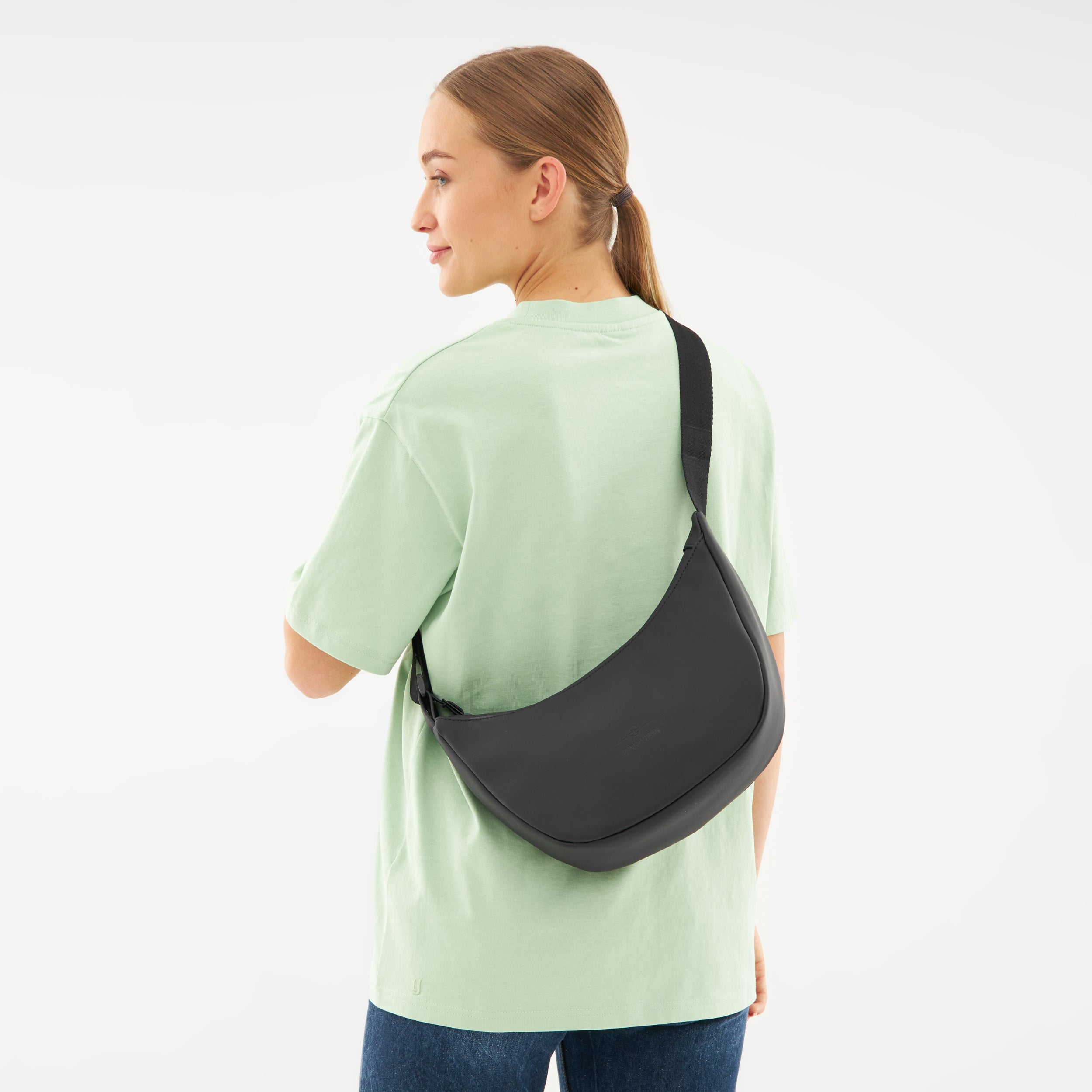 johnny-urban-half-moon-bag-rory-bauchtasche-crossbody image 3