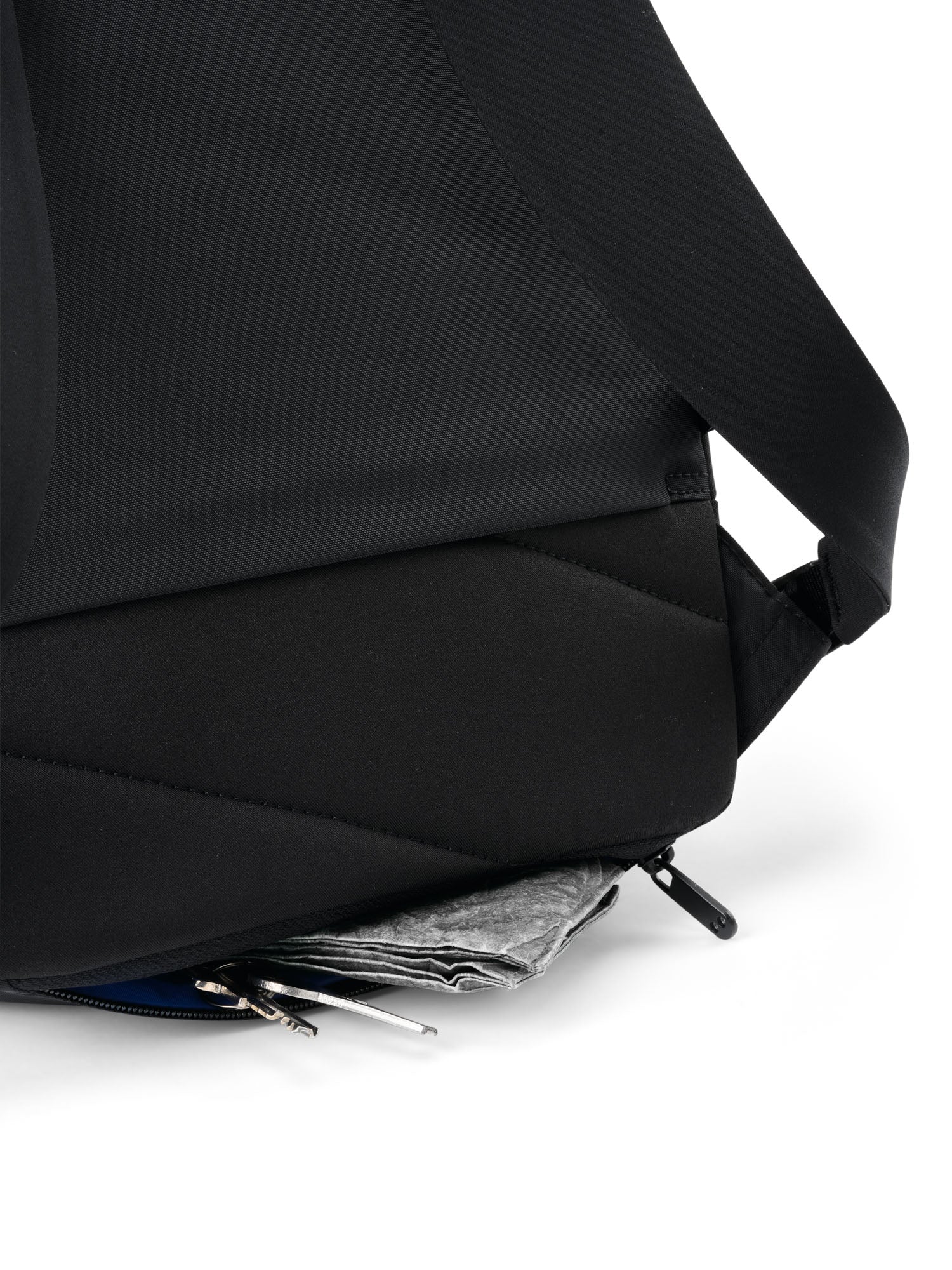 pinqponq-kontor-business-tagesrucksack-16l-crinkle-black image 8