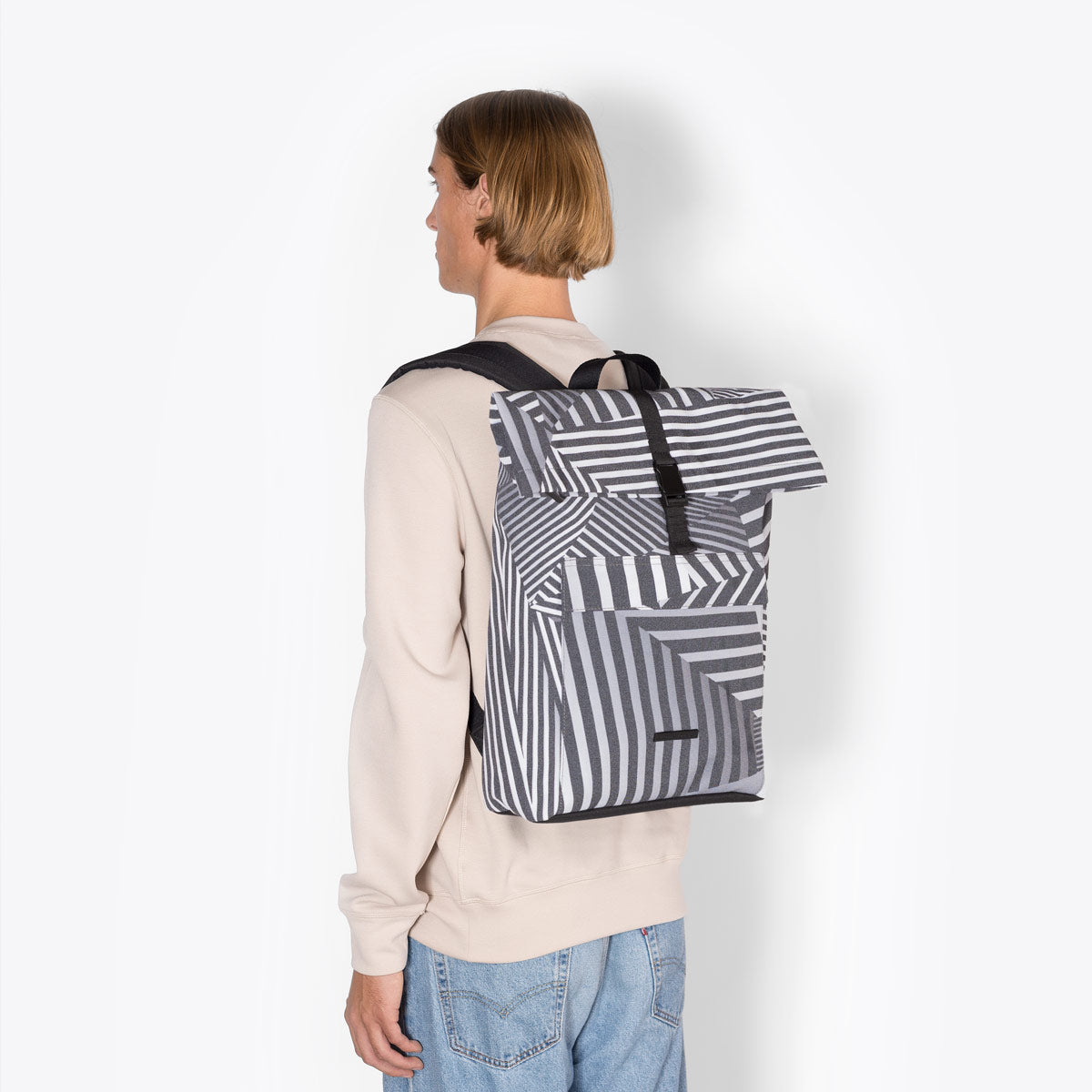 ucon-acrobatics-jannik-roll-top-backpack-fons-hickmann-reflektierender-rucksack- image 5