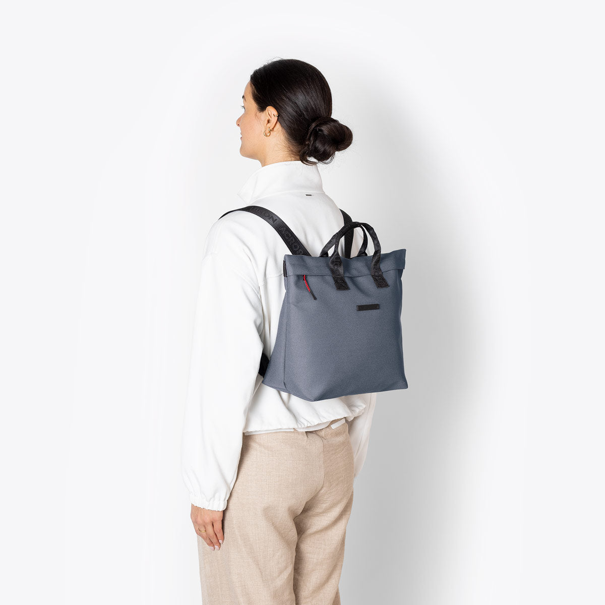 ucon-acrobatics-eliza-bag-handtasche-und-mini-rucksack-aus-reflektierendem-techm image 4