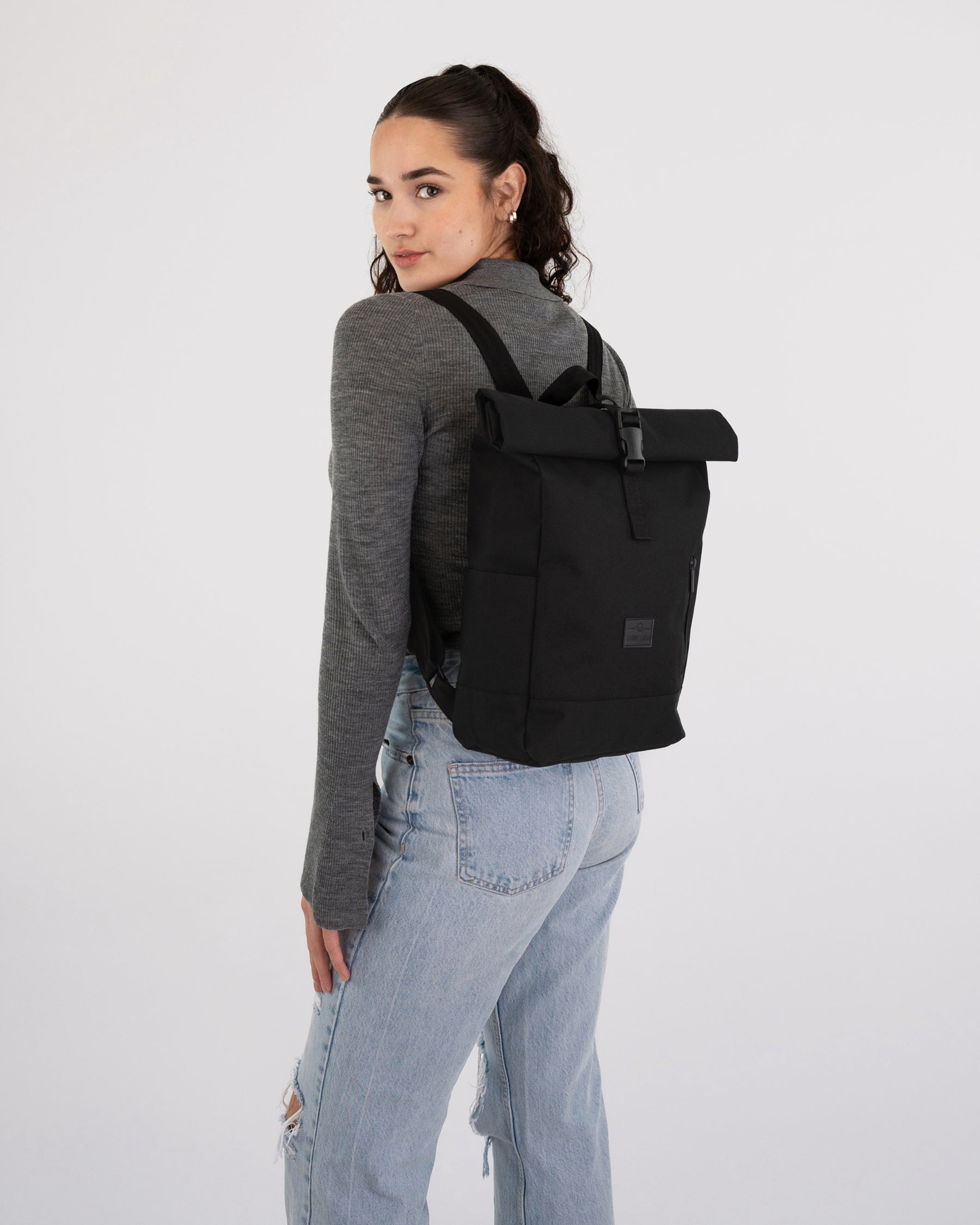 johnny-urban-robin-small-rolltop-rucksack-9-5-11-5-l-f-r-12-zoll-laptop-schwarz image 2