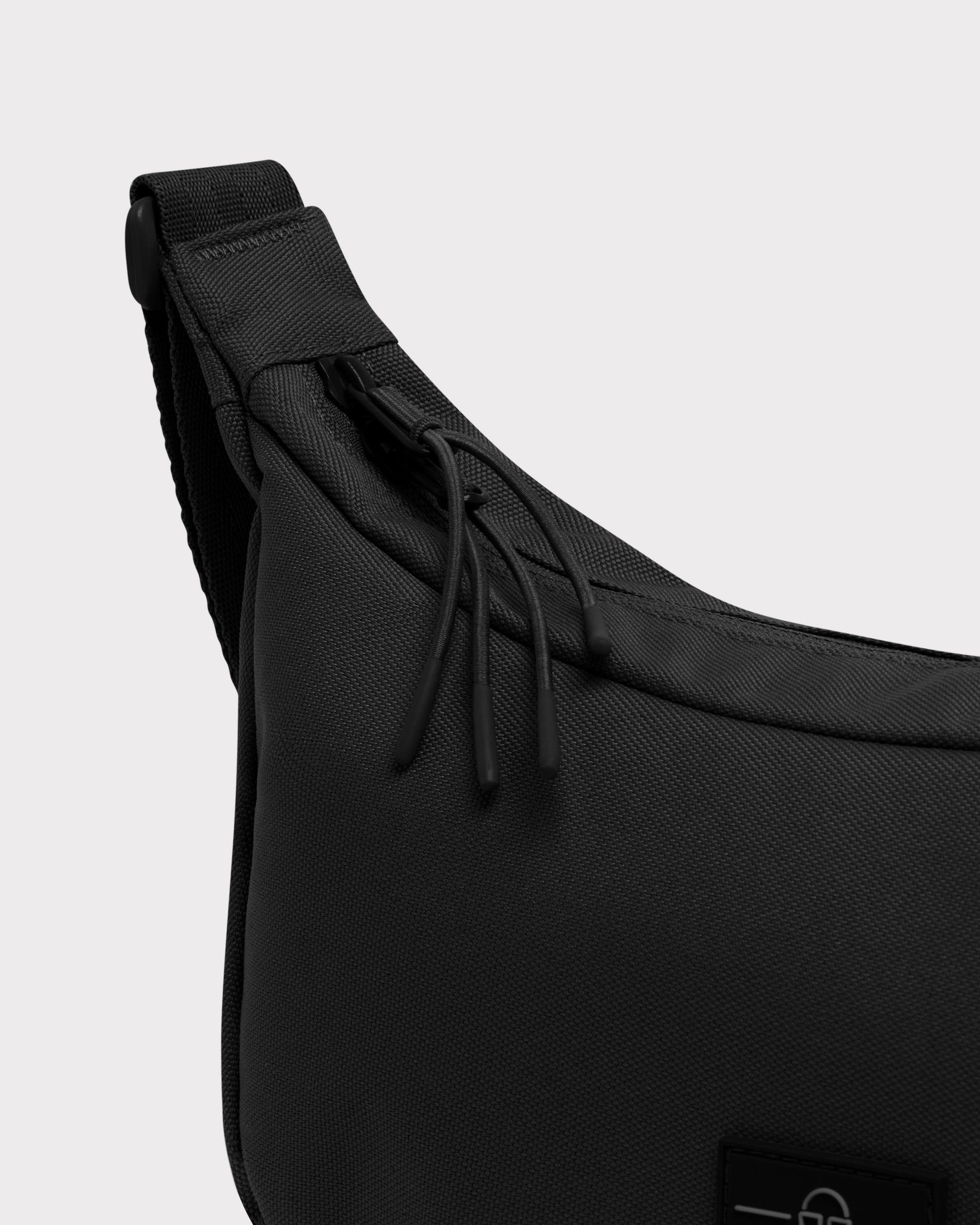 johnny-urban-half-moon-bag-ally-medium-crossbody-bauchtasche image 7