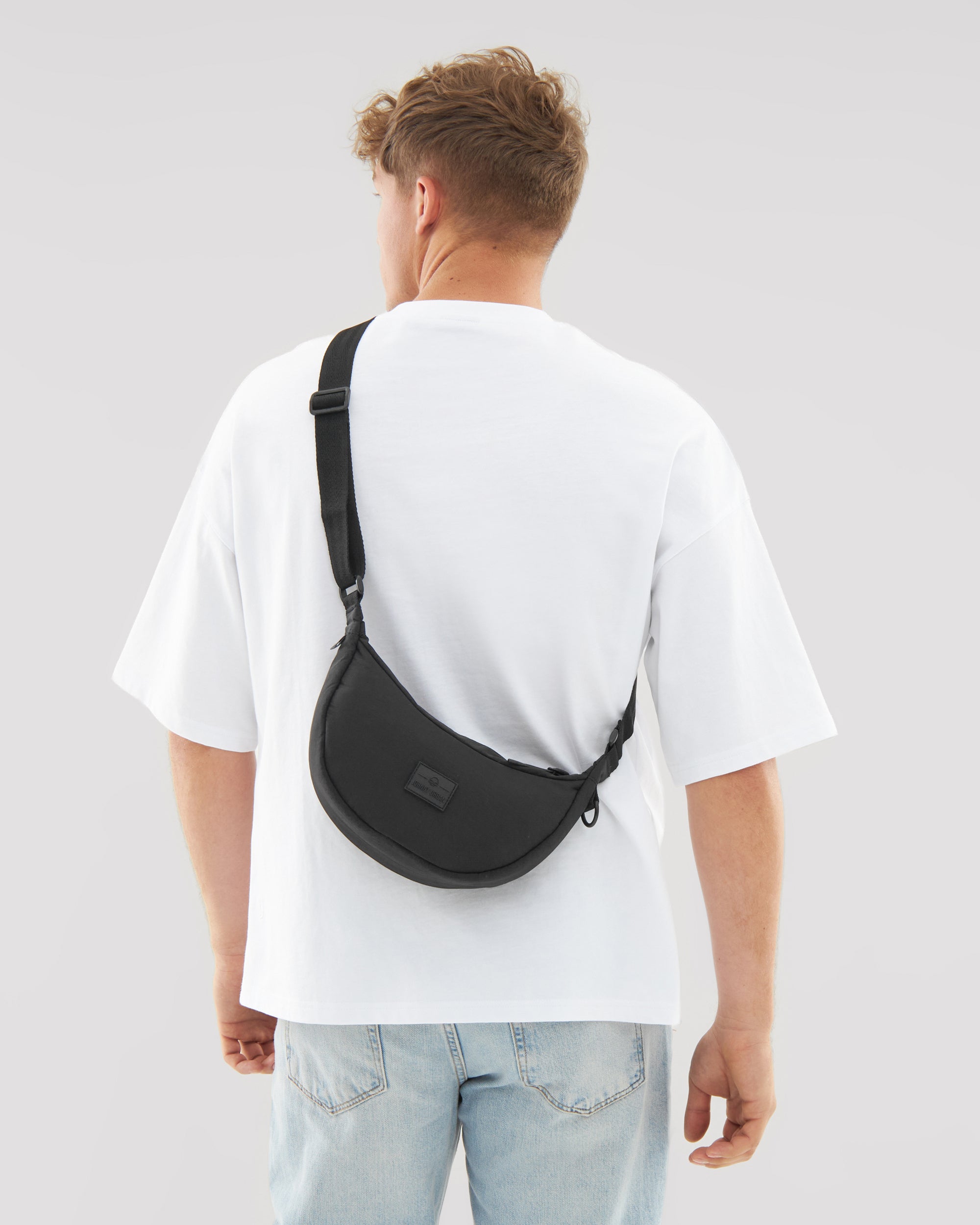 johnny-urban-half-moon-bag-kaia-small-mini-crossbody-bauchtasche image 3