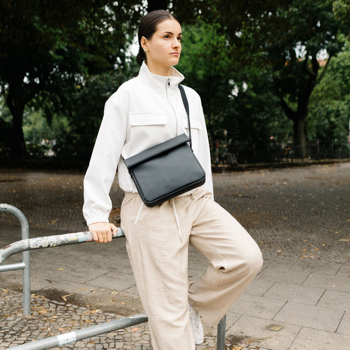 ucon-acrobatics-jarven-shoulder-bag-kompakte-roll-top-schultertasche image 2