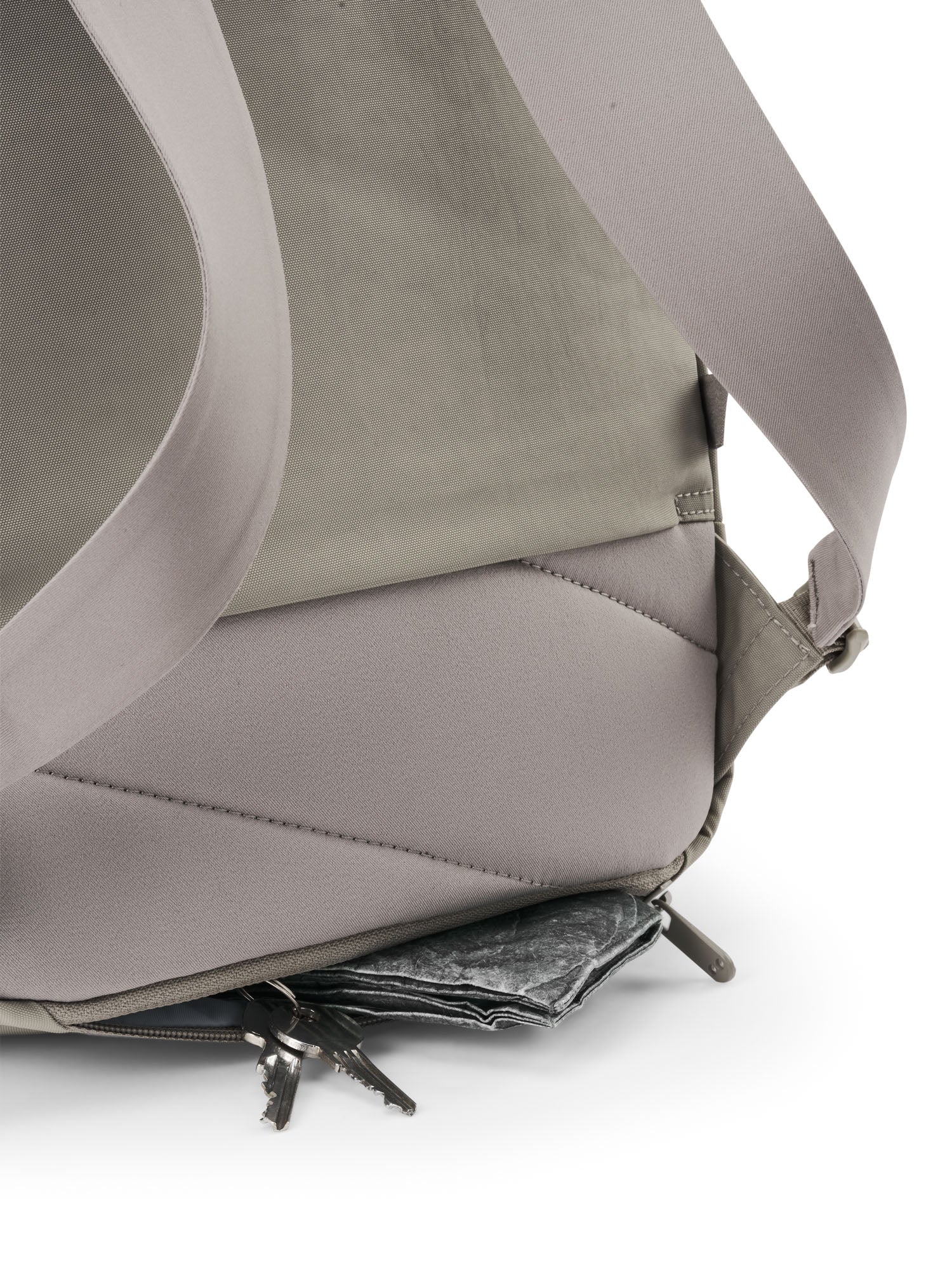 pinqponq-kontor-business-tagesrucksack-16l-crinkle-taupe image 8