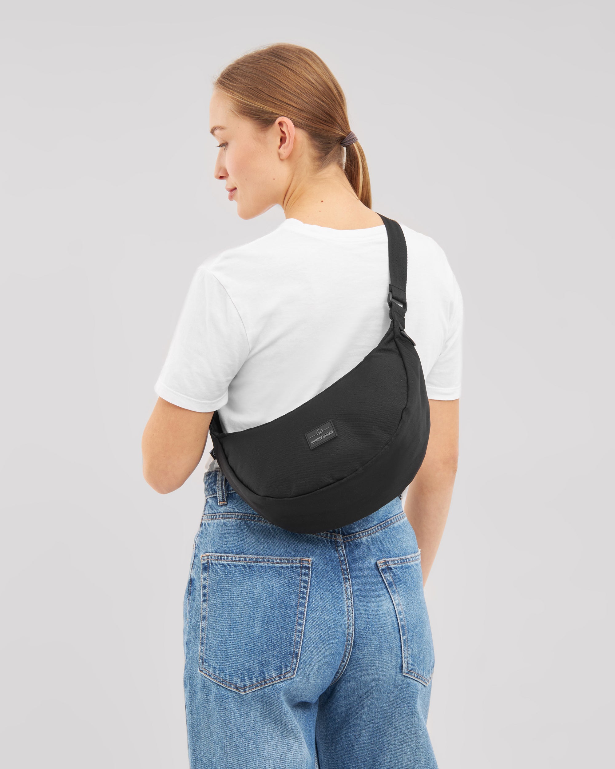 johnny-urban-half-moon-bag-ally-medium-crossbody-bauchtasche image 2