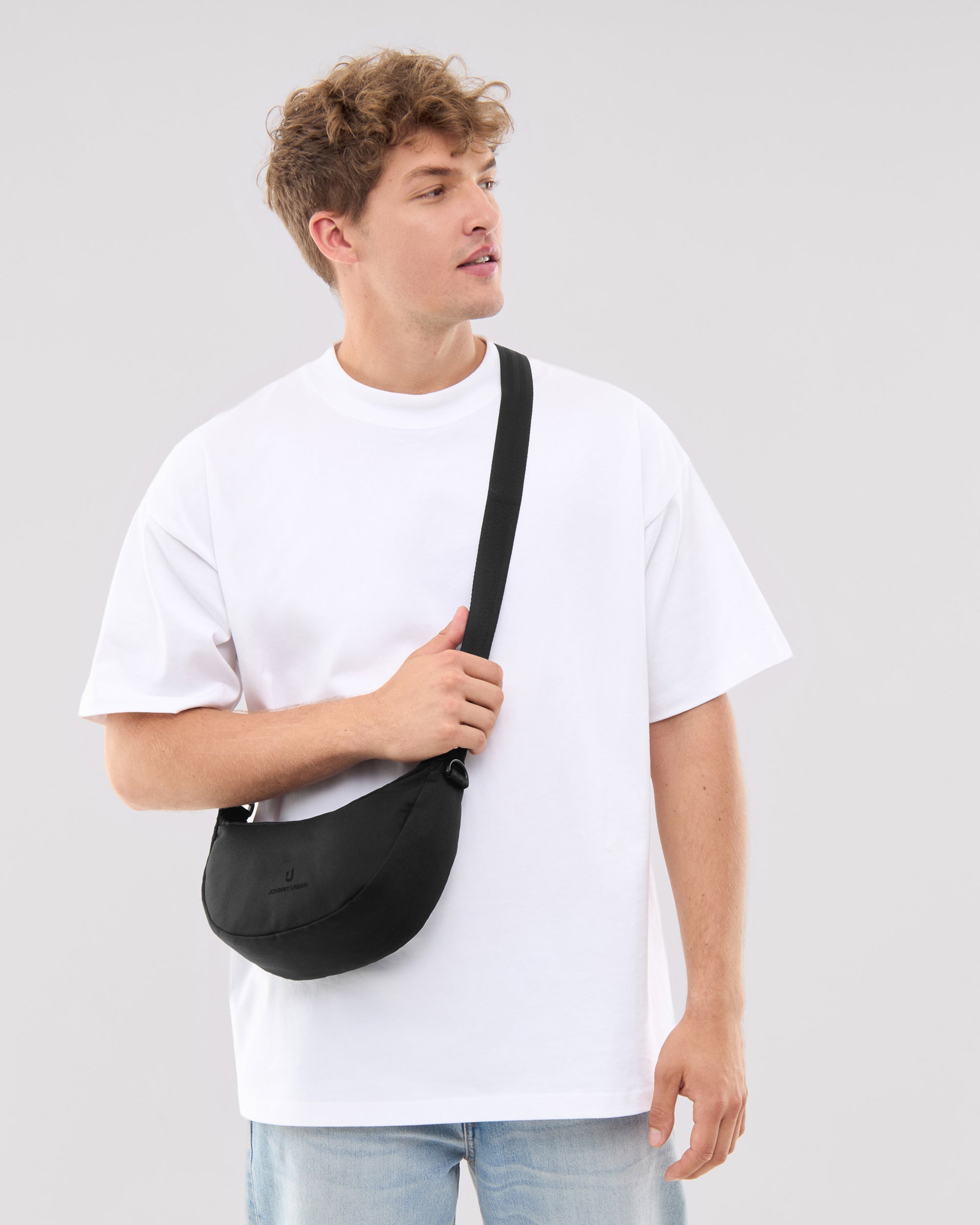 johnny-urban-ally-small-half-moon-bag-crossbody-tasche-aus-recyceltem-material image 3