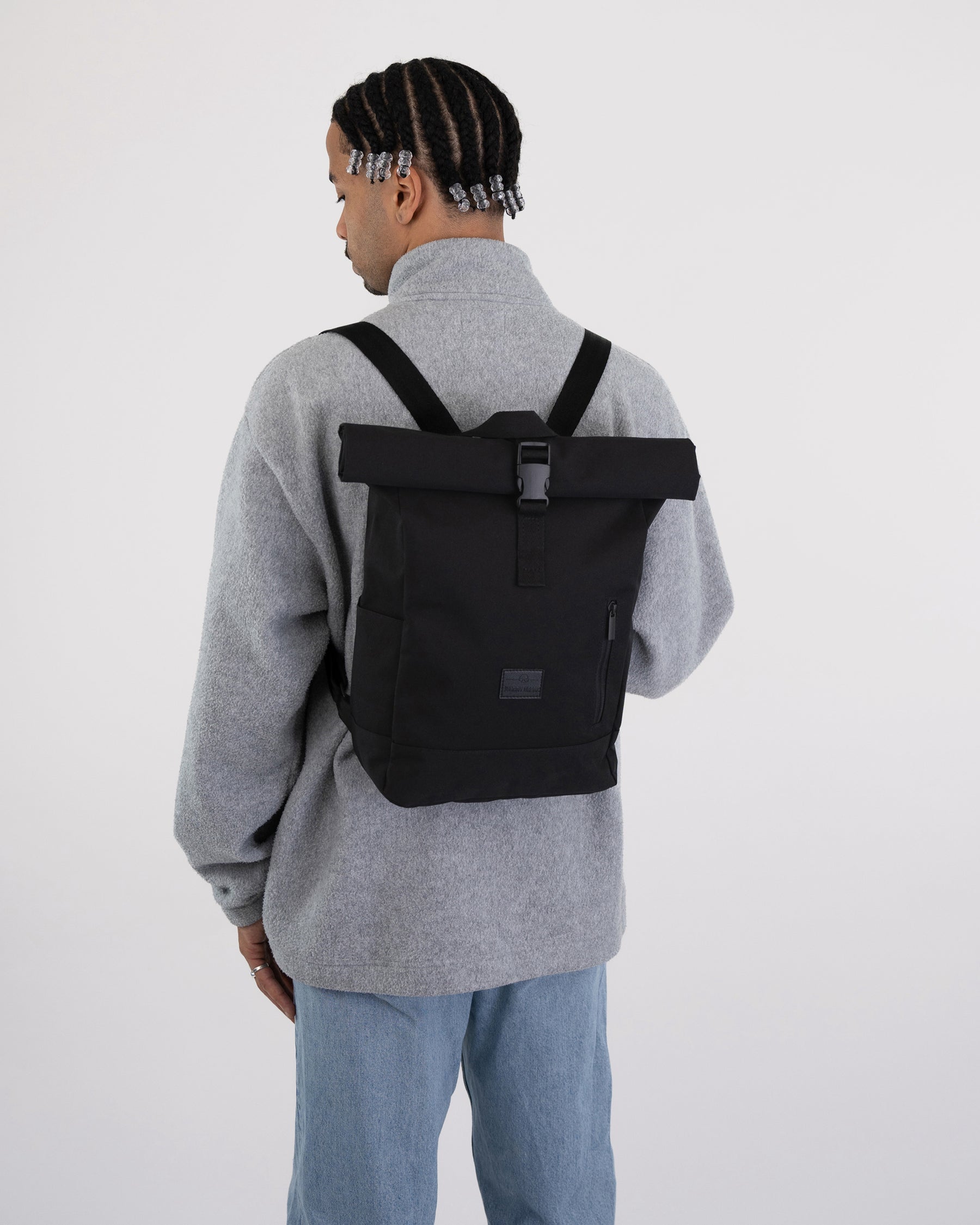 johnny-urban-robin-small-rolltop-rucksack-9-5-11-5-l-f-r-12-zoll-laptop-schwarz image 3