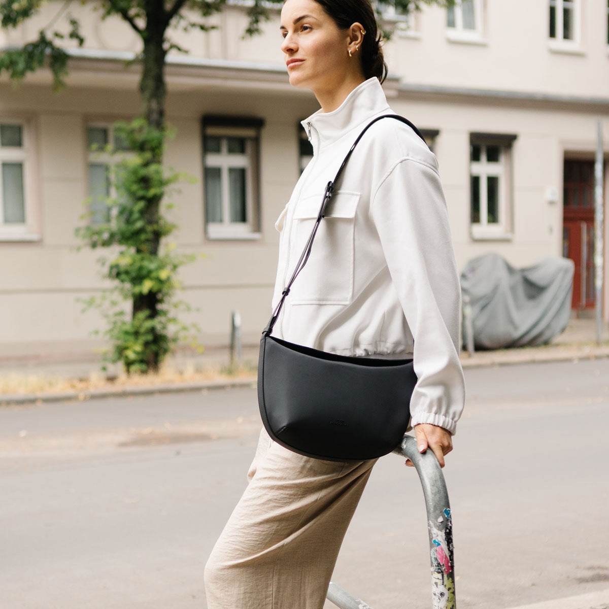 ucon-acrobatics-sofie-shoulder-bag-halbmond-schultertasche-lotus-infinity-series image 2