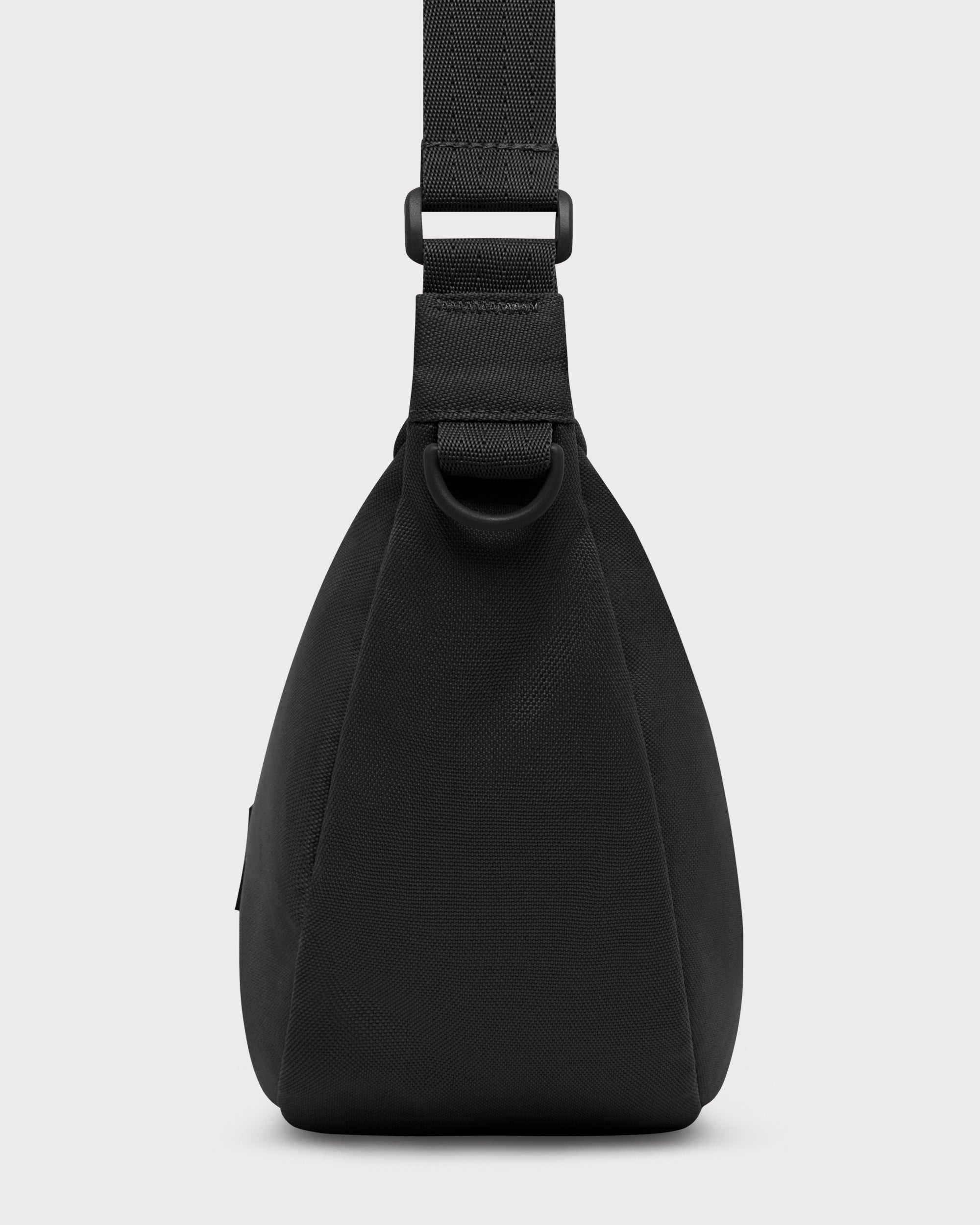johnny-urban-half-moon-bag-ally-medium-crossbody-bauchtasche image 5