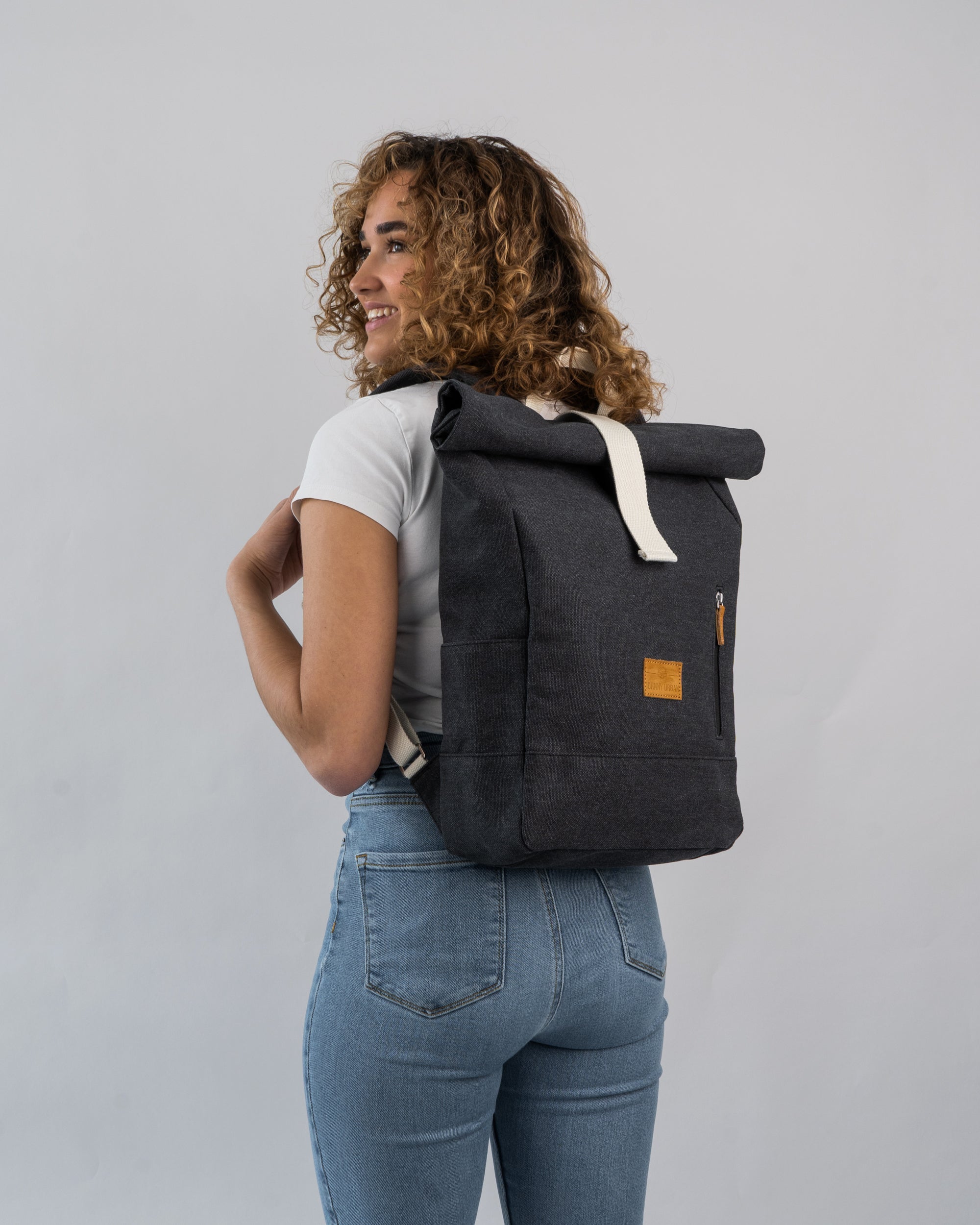 johnny-urban-rolltop-rucksack-adam-medium-canvas-mit-15-6-zoll-laptopfach image 2